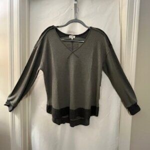 La Meil Green top with long sleeves Accent grey flannel